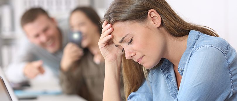 Femme qui pleure car elle souffre de phobie sociale