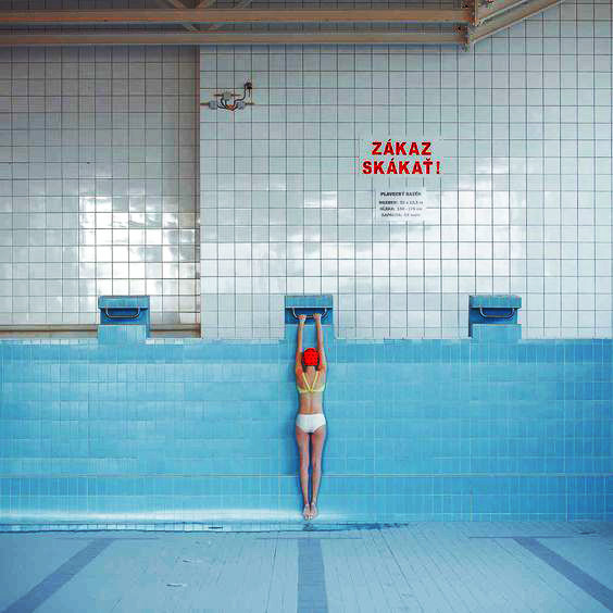 Femme dans une piscine sans eau - aquaphobie