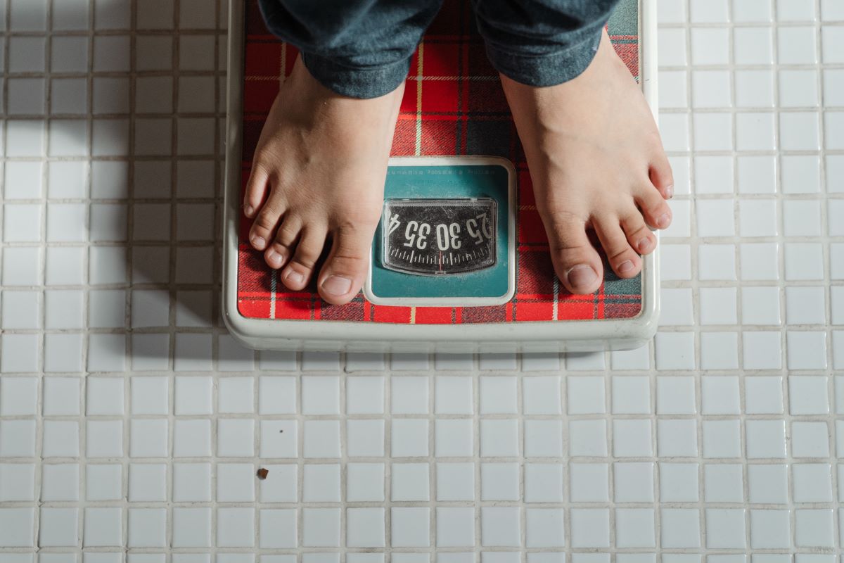 pexels-ketut-subiyanto-44740522-min personne qui se pèse