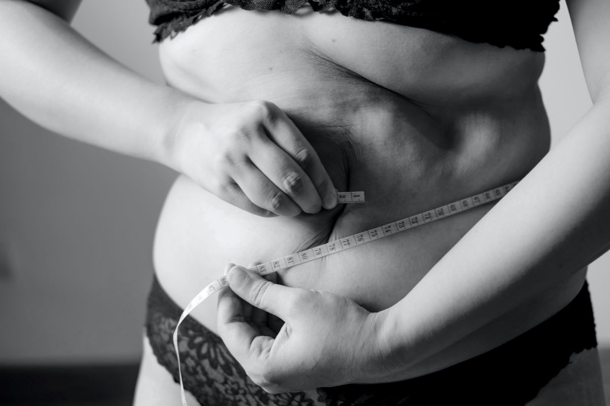 perdre du poids femme se mesurant la taille - perdre du poids