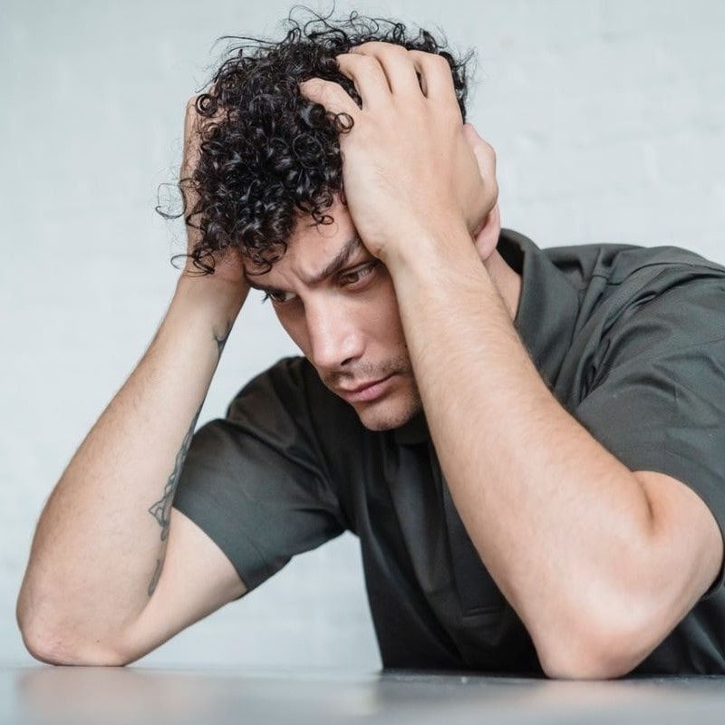 homme qui se prend la tête entre les mains