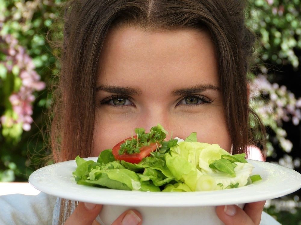 femme devant assiette - alimentation et rapport à la nourriture