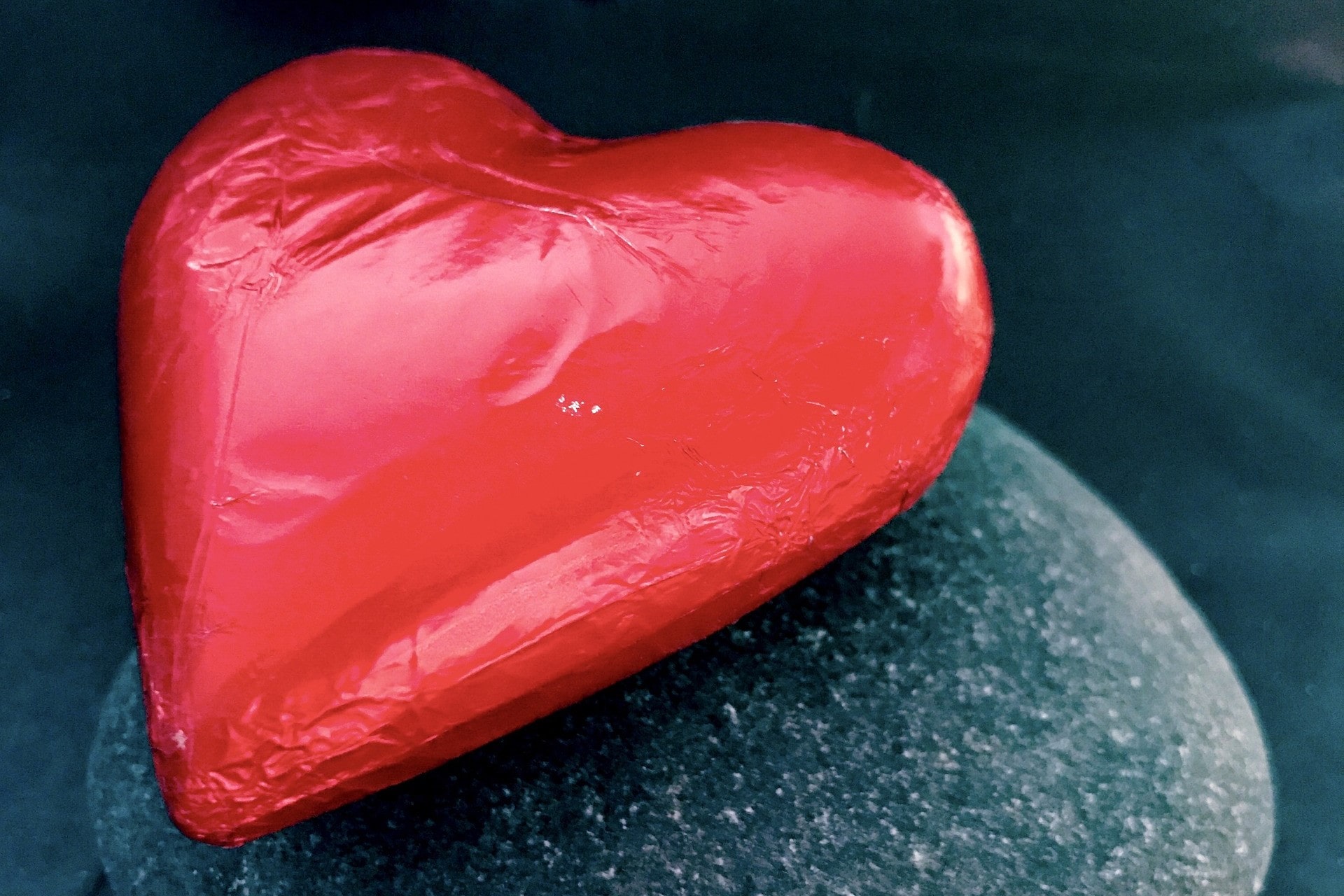 Dependance-affective-min Ballon en coeur sur une pierre