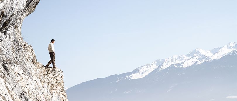 Homme dans les montagnes sans peur de la hauteur