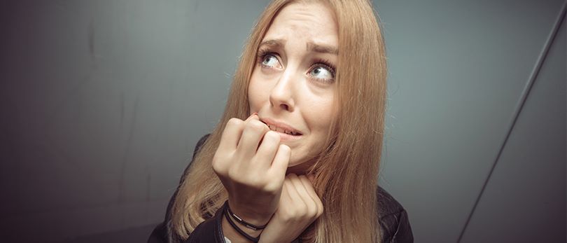 Femme qui a peur d'être dans l'ascenseur à cause de sa claustrophobie