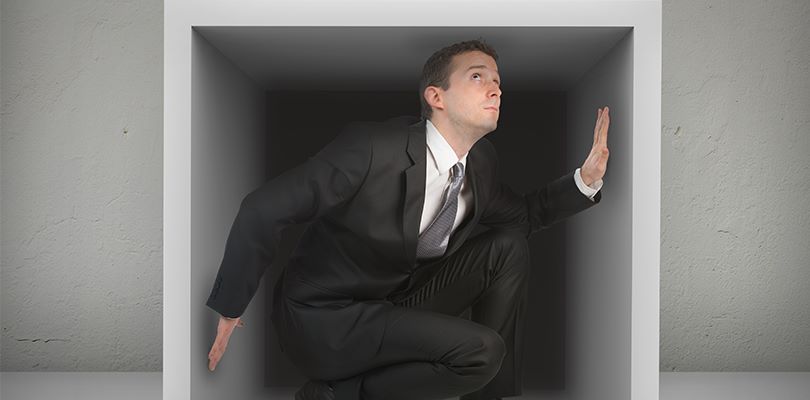 claustrophobie-definition Homme qui se sent enfermé à cause de sa claustrophobie
