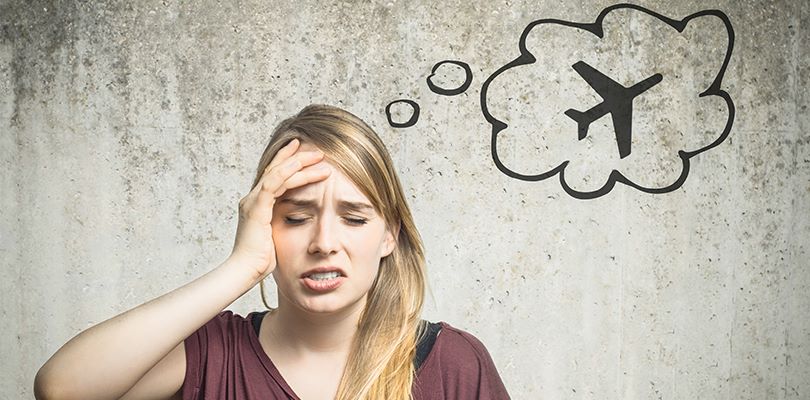 Femme stressant à cause de son voyage en avion car elle souffre d'aviophobie