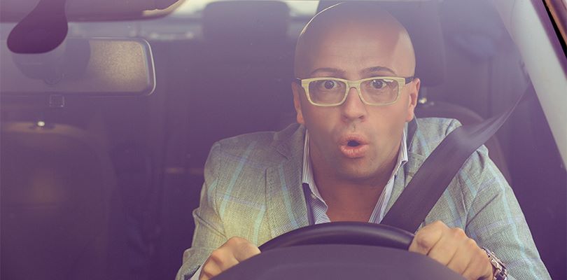 Homme au volant souffrant de l'amaxophobie