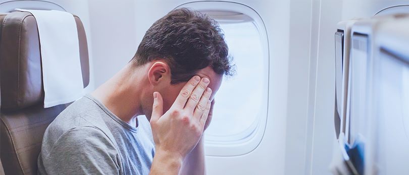 Homme qui angoisse car il souffre d'aviophobie