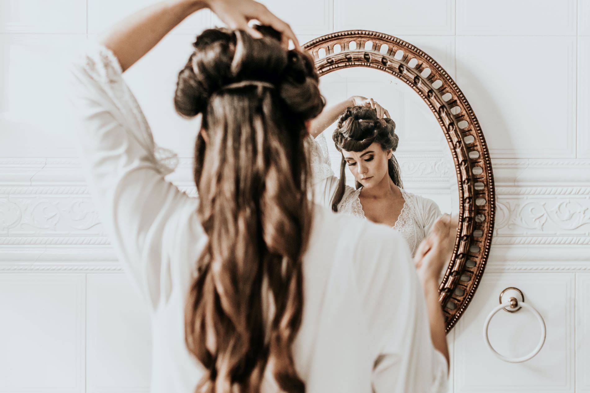 jonathan-borba-qJ2mhxmateo-unsplash-min Une femme triste qui a la dysmorphophobie devant un miroir