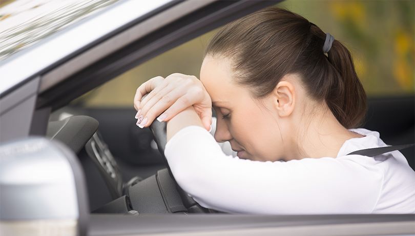 Femme paniquant à l'idée de conduire - symptômes amaxophobie