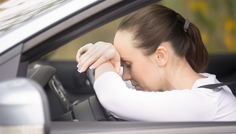 symptome-amaxophobie Femme paniquant à l'idée de conduire - symptômes amaxophobie