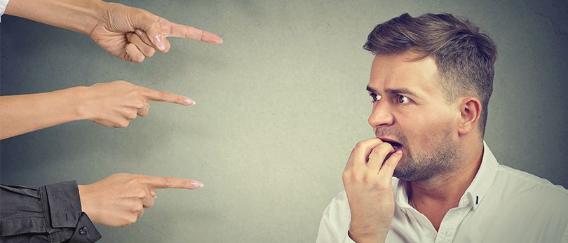 symptomes-phobie-sociale Homme redoutant le regard des gens car il souffre de phobie sociale