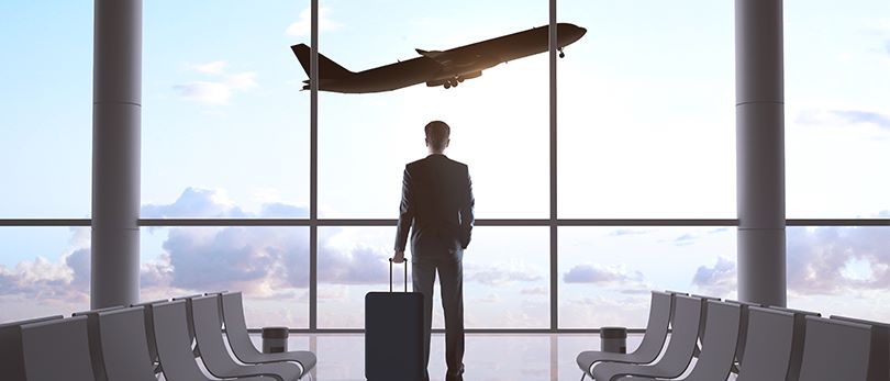 vaincre-l-aviophobie Homme d'affaire surmontant sa peur de l'avion