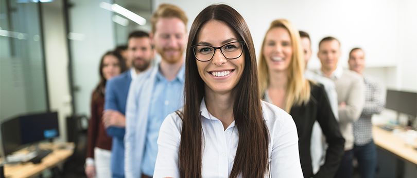 Femme souriante qui a surmonté sa phobie sociale