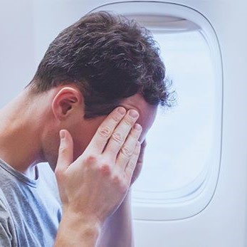 Homme qui angoisse car il souffre d'aviophobie