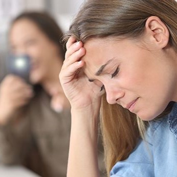 Femme qui pleure car elle souffre de phobie sociale